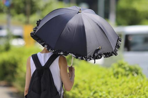 おすすめの日傘を差す女性