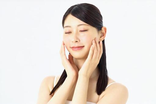 肌に何かしらを塗ってる